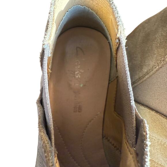 Clarks Women's Demi Beat Tan Suede Chelsea Slip On Ankle Bootie - Size 7 - Picture 8 of 10